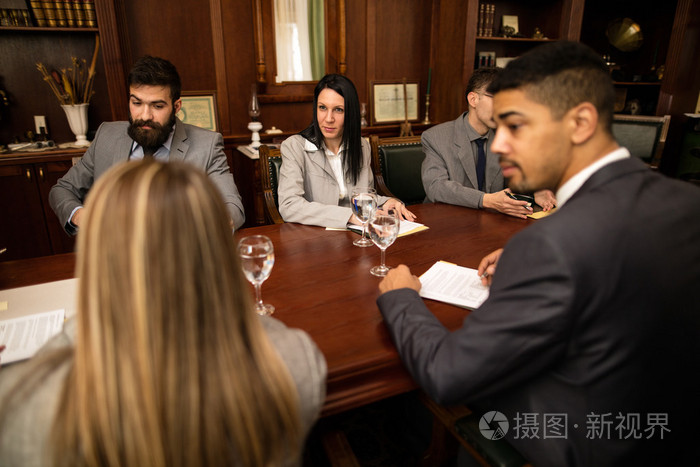 集团的业务的人或律师在办公室会议。