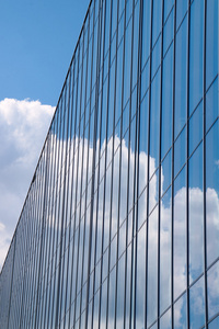 天空和云在一幢大厦的玻璃幕墙反射