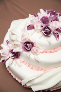 一个漂亮的婚礼蛋糕与玫瑰