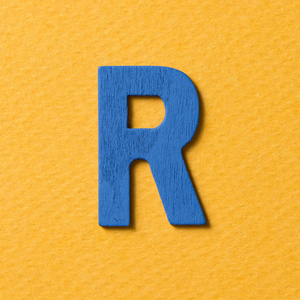 木制字母 R 在大写字母