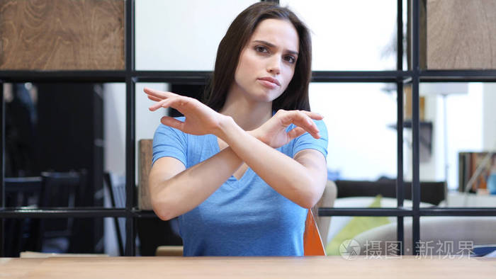 否认no的交叉双手室内的肖像