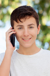 十几岁的男孩谈移动电话