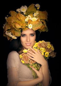 秋天的女人美肖像与鲜花花束图片