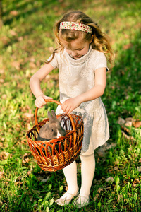 兔子在篮子里快乐的女孩