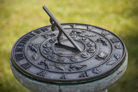太阳时钟日晷.太阳能时钟照片