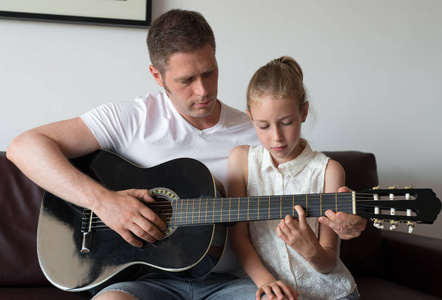 爸爸教女儿弹吉他