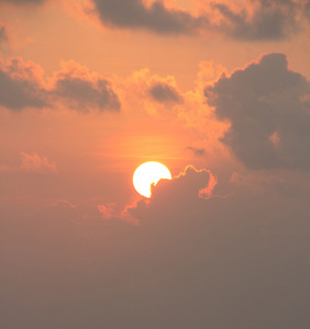 在天空和云上太阳