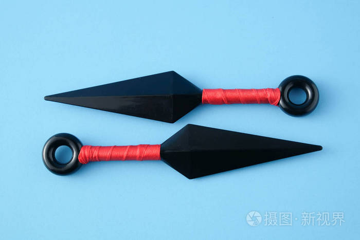 将忍者武器扔上蓝色的纸背景孤立照片 正版商用图片0ecaz0 摄图新视界