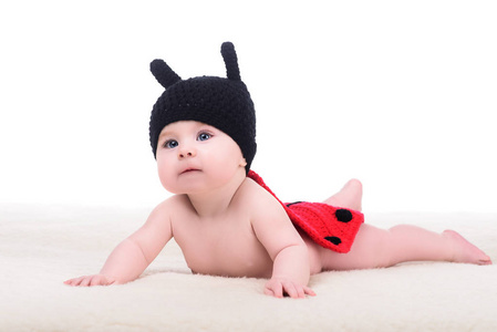 婴儿在白色背景上的角的针织帽