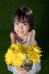 亚洲中国的小女孩，手捧鲜花
