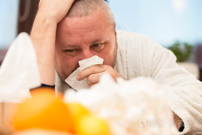 喝茶的生病的人痛苦冷和冬季流感