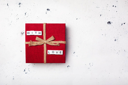 老式的红色礼品盒与白色背景上的文字爱