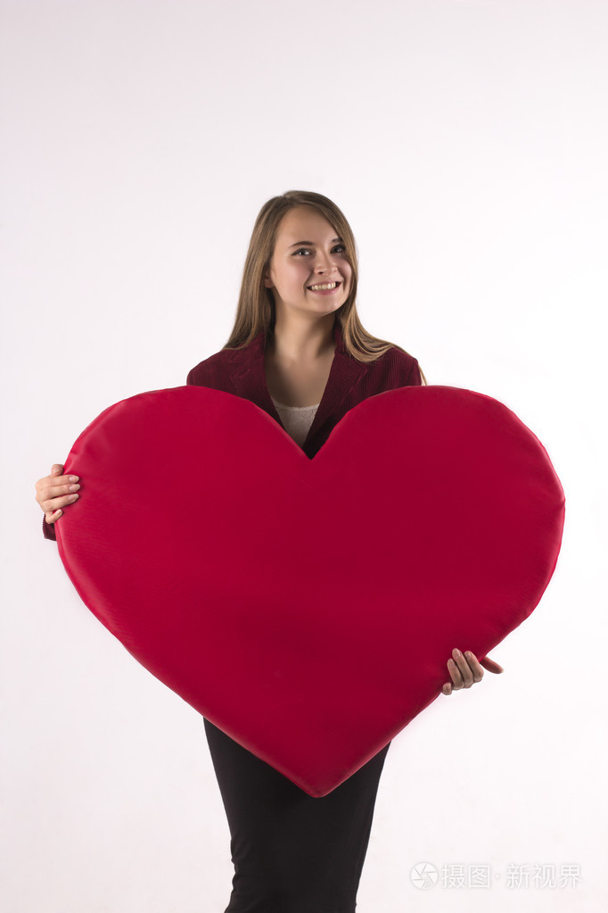 握着大心的美丽女人