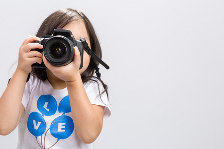 举着相机的小孩  儿童持相机背景  孩子拿着单反相机拍照