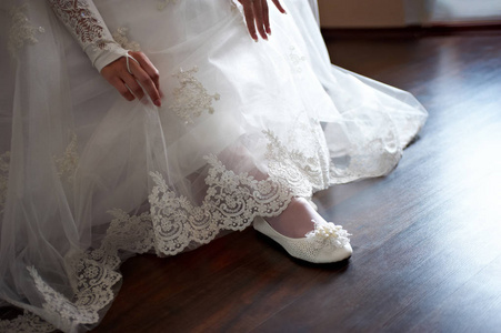 新娘穿上婚纱鞋