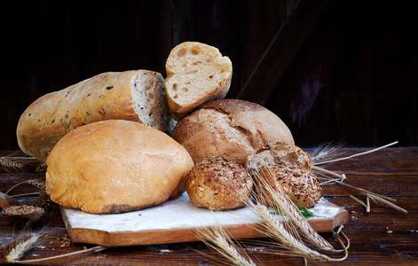 新鲜的面包 小麦的木制表