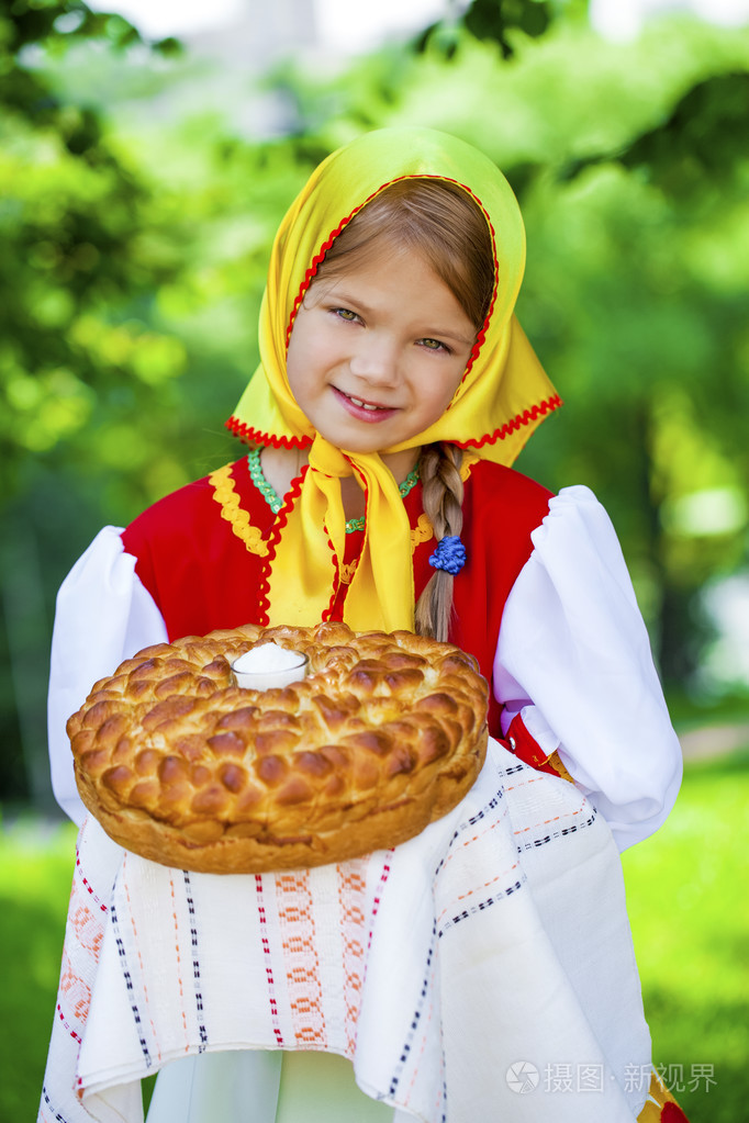 小女孩身着俄罗斯民族服装在夏天p