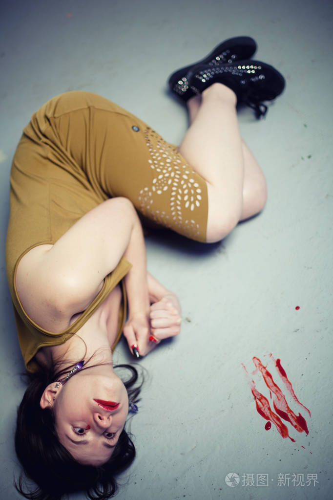 在流血流泪黄色连衣裙的女孩