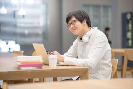 亚洲年轻男子大学学生做作业