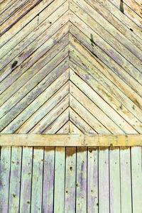 木房子墙上破旧的绿色彩绘木板