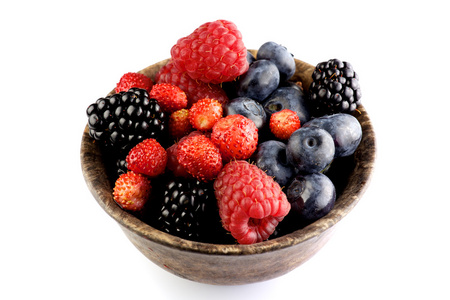 新鲜成熟莓果在特写枝与葡萄的小绿色未成熟的莓果