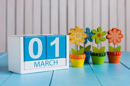 3 月 1 日.3 月 1 日木制彩色日历与花白色背景上的图像。春天的第一天，空空间的文本