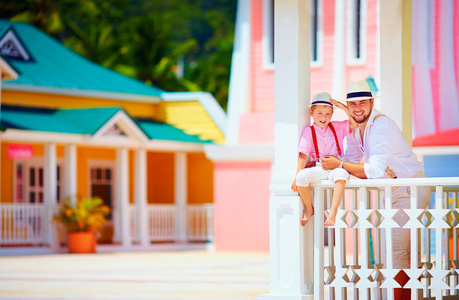 幸福的家庭，在加勒比地区度假的肖像