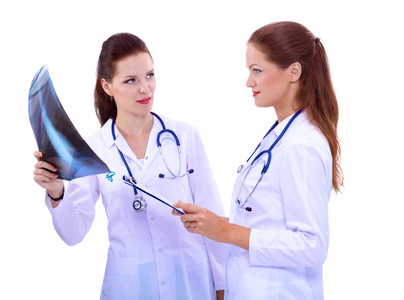 两个女人看 x 射线图像，站在医院的护士