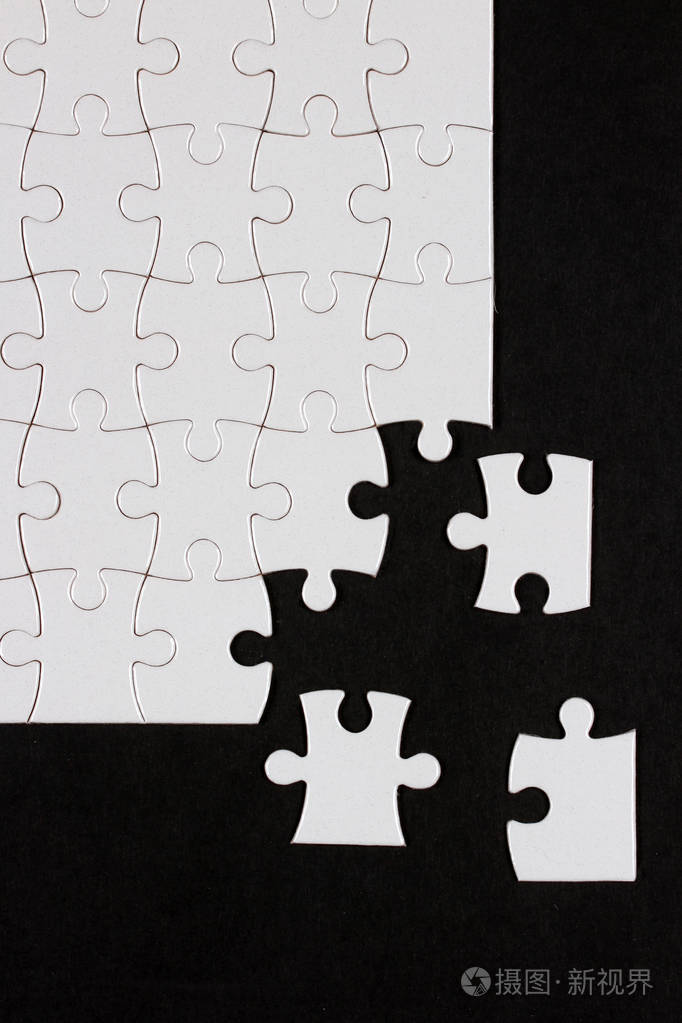 在黑色背景上的空白拼图