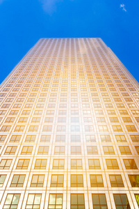 在商务区对 b 的现代摩天大楼的底视图