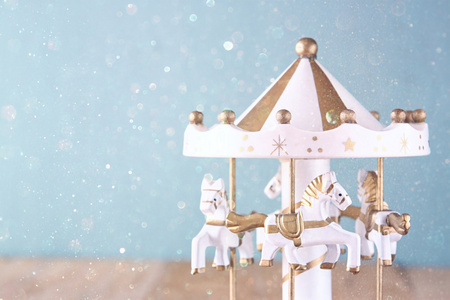 旋转木马的老马老式白色旋转木马马照片