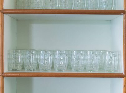 许多玻璃杯子放在架子上