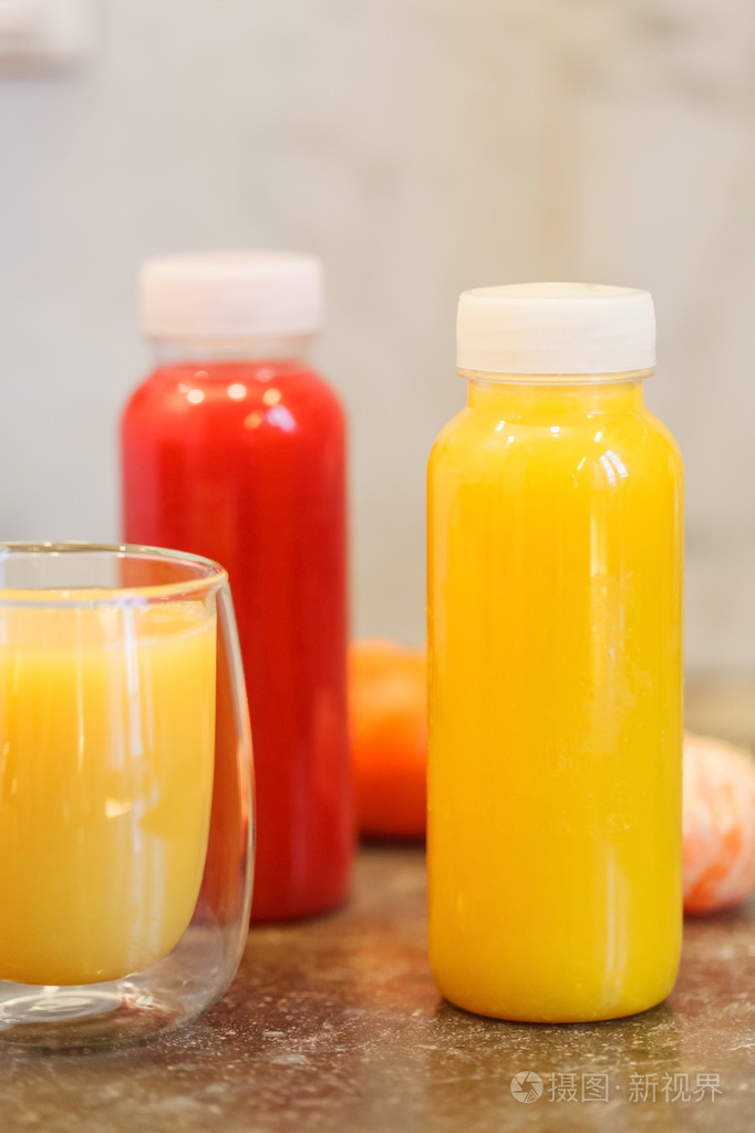 桌上的鲜榨果汁