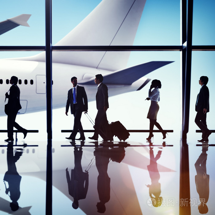 在机场旅行的商务人士