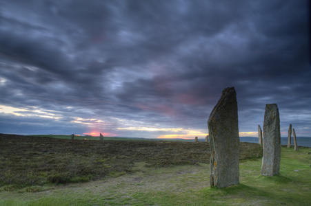 日落在奥克尼群岛 brodgar 海角圆环