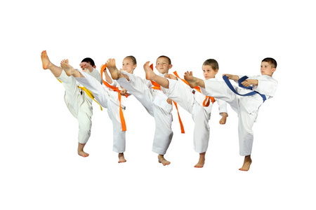五名运动员在节拍湄 geri karategi