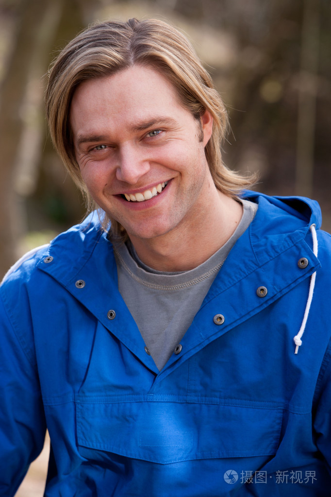 年轻男子户外照片-正版商用图片0ed17q-摄图新视界