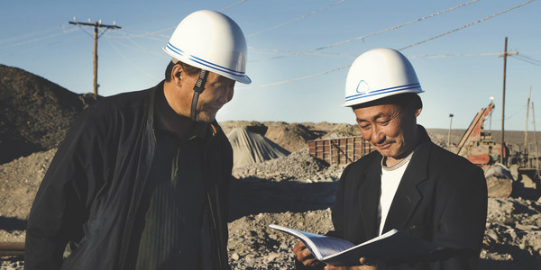 在一个建筑工地的建筑工人