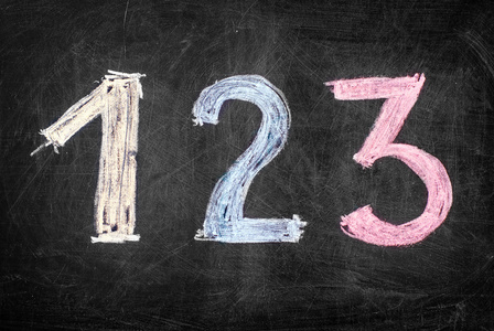 黑板上的数字黑板上用彩色数字 123照片