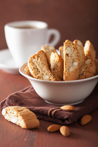 传统的意大利 cantuccini 饼干和咖啡