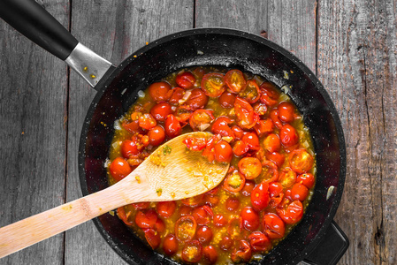 潘与意大利番茄酱炒的西红柿或酱意大利面食的烹调背景，意大利食品的概念