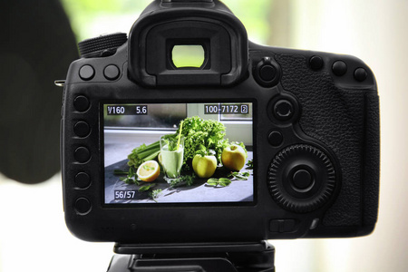 计算机屏幕上的区块链图标, 显示屏上连接的立方体.