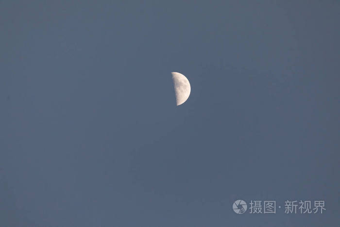 月亮在晚上时间的一半.月光照片-正版商用图片0edb9h-摄图新视界