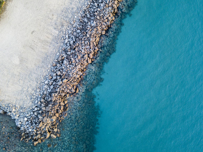 岩石上的海的鸟瞰图。以上，透明的水从海底的概述。泳客，泳客漂浮在水面上