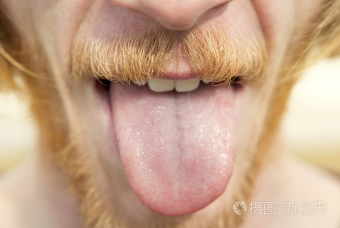 特写的胡子男子伸出舌头