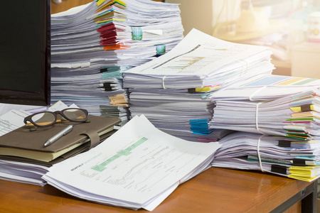 堆未完成的文件在办公室桌上,堆栈的商务用纸,复古效果照片
