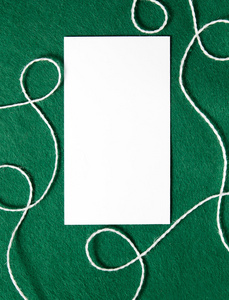 绿色背景模糊的白色空白名片照片