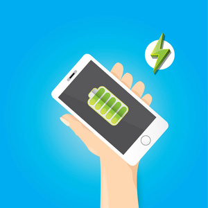 完整的绿色电池图标在屏幕上的智能手机
