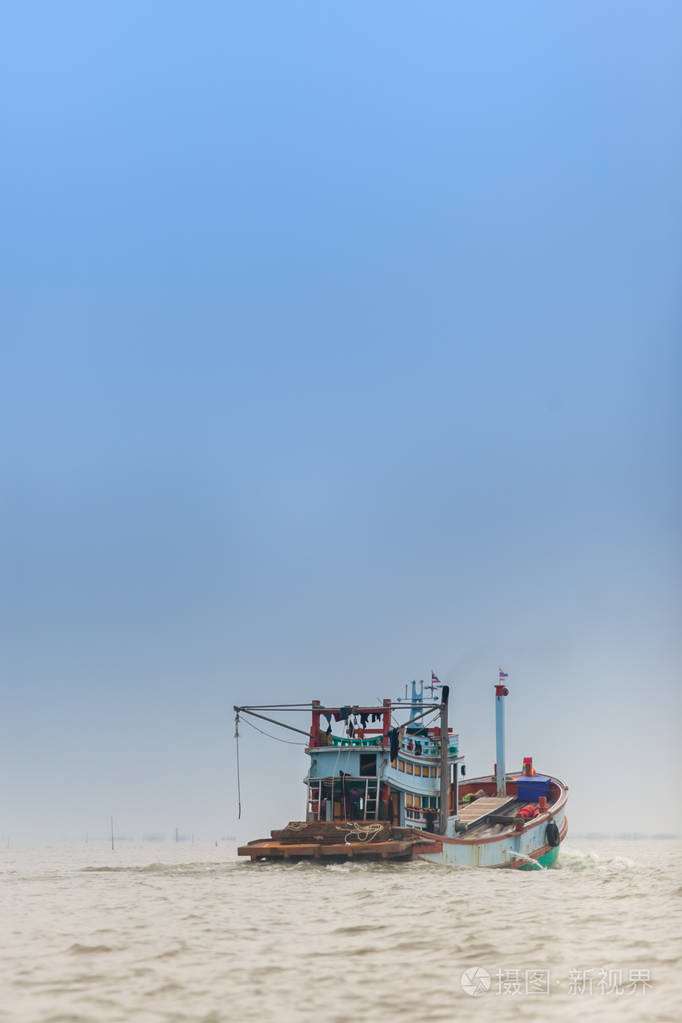 漂浮在海里的老渔船