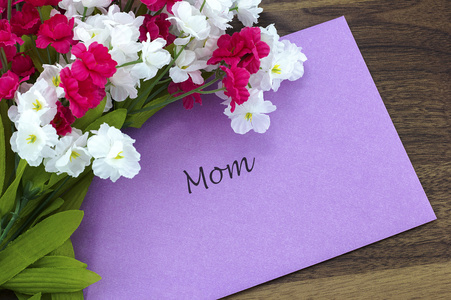 卡给妈妈带粉色和白色的花